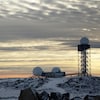 Une station radar dans l'Arctique canadien.
