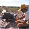 Des chercheurs en paléontologie creusent le sol.