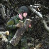 Le caporal Brandon McRae, des Forces armées canadiennes, aide à nettoyer les arbres qui bloquent les rues à Glace Bay, au Cap-Breton, en Nouvelle-Écosse.