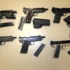 Plusieurs armes à feu.