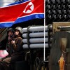 Des soldats nord-coréens transportent des missiles et autres munitions. 