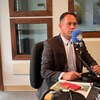 Arnaud Warolin en entrevue dans le studio de Radio-Canada de Rouyn-Noranda.