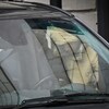 L'accusé est escorté par deux hommes vers une automobile.