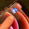 Gros plan de l'icône de l'application sur l'écran d'un téléphone intelligent.
