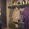 Des costumes et des accessoires utilisés par les comédiens du spectacle La Fabuleuse histoire d'un Royaume.