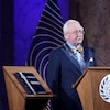 Un homme devant un podium.