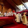 Des évêques se réunissent sur le choeur de la Cathédrale du Christ-Roi de Gaspé.