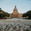 Une vue extérieure de l'Assemblée législative de l'Alberta.
