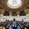 Les députés sont assis sur leurs chaises à l'intérieur de l'Assemblée législative du Manitoba