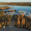 Une vue depuis les airs de l'Assemblée législative des Territoires du Nord-Ouest qui se trouve au bord de l'eau.
