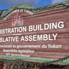 Le panneau extérieur de l'Assemblée législative du Yukon.