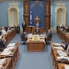 Plusieurs personnes asises à l'Assemblée nationale