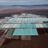 De grands bassins servant à l'extraction du lithium au Chili.
