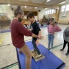 François Bédard surveille un élève qui se tient en équilibre sur une planche. D'autres élèves attendent leur tour pour essayer l'exercice.