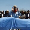 Des proches et des représentants du gouvernement somalien prient près du corps d'Amina Mohamed, critique virulente du gouvernement, tuée dans une explosion suicide à Beledweyne.