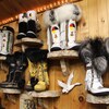 Des bottes traditionnelles exposées dans un magasin.