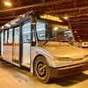 Un autobus électrique dans un garage.