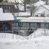 L'autobus s'est littéralement encastré dans la devanture d'une garderie éducative située dans le quartier Sainte-Rose, à Laval. 