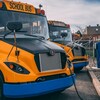 Des autobus scolaires électriques.