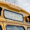 Le haut d'un autobus scolaire où l'ont peut lire : écoliers.