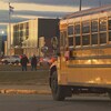 Un autobus scolaire devant une école à Sept-Îles.