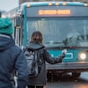 Des citoyens attendent un autobus de la Société de transport de l'Outaouais