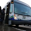 Un utilisateur du réseau de la Société de transport de Trois-Rivières entre dans un autobus.