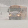 Un autobus scolaire dans la tempête.