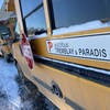 Des autobus scolaire de l'entreprise Autobus Tremblay et Paradis, recouverts d'une fine couche de neige
