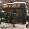 Deux autobus sur lesquels les panneaux lumineux indiquent Emergency call 911 et Do not board bus.