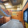 Une cage d'escalier remplie de graffitis.