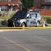 Une voiture de police accidentée.