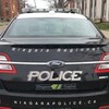 Une voiture de patrouille de la police du Niagara est stationnée dans une rue.
