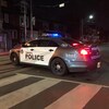 Une autopatrouille de la police de Toronto ferme une rue, la nuit.