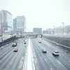 Photo prise de haut des deux voies de l'autoroute Ville-Marie en hiver. 