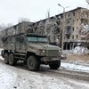 Un véhicule militaire russe passe devant des bâtiments résidentiels endommagés dans la ville d'Avdiivka, en Ukraine.