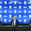 Les trois principaux dirigeant des Maple Leafs, de gauche à droite : Keith Pelley, Brendan Shanahan et Brad Treliving en conférence de presse.