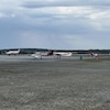 Des avions sur la piste de l'aéroport de Rouyn-Noranda.
