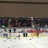 Les bancs de Acadia et Saint-Francis-Xavier après la bagarre générale. Beaucoup de gants et de bâtons sont sur la glace (archives.)