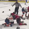 Des joueurs de hockey se bagarrent sur la glace