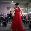 Une fille lors d'une remise de diplômes.