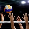 Un ballon de volleyball au-dessus d'un filet avec des mains qui essaient de l'atteindre. 