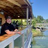 phtographie du chef cuisinier Max Jaworski sur la terrasse de son restaurant qui donne sur un plan d'eau.
