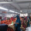 Des femmes qui travaillent dans une usine de vêtements.