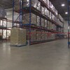 De grandes tablettes qui regorgent de denrées, placées dans des boîtes, dans le grand entrepôt de la Banque d'alimentation d'Ottawa.