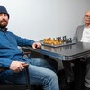 Kurtis Lebleu-Jamieson et Glen Kruck assis devant un jeu d'échecs au Club 1202 à Brandon, en janvier 2023. 