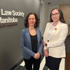 Deux femmes posent pour la photo.