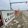 Une barrière qui peut être utiliser pour fermer l'autoroute 1 à la sortie ouest de Winnipeg, au Manitoba, le 12 avril 2022.