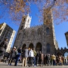 Des gens sur le parvis de la basilique.