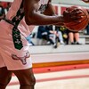 Le corps d'un joueur de basketball en action lors d'un match.